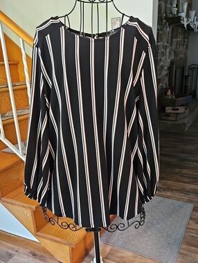 👚ADRIANNA PAPELL Black Vertical Stripe Blouse